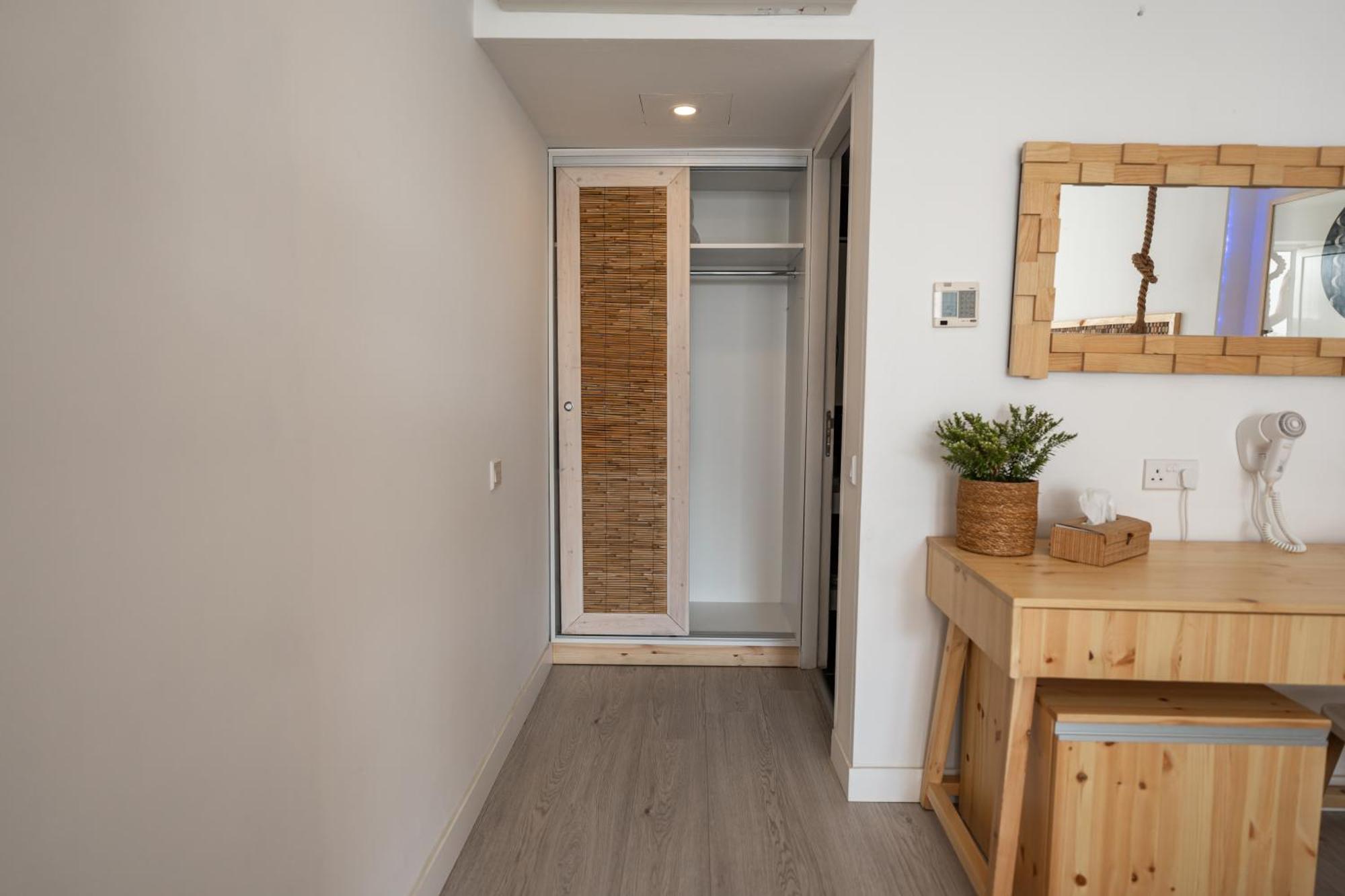 Blue Harbour Boutique Aparthotel Айя Напа Екстериор снимка